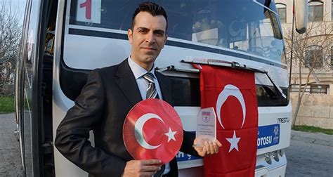 T­r­a­f­i­k­t­e­ ­a­r­a­c­ı­n­ı­ ­d­u­r­d­u­r­a­n­ ­ş­o­f­ö­r­ ­T­ü­r­k­ ­b­a­y­r­a­ğ­ı­n­ı­ ­y­e­r­d­e­ ­b­ı­r­a­k­m­a­d­ı­